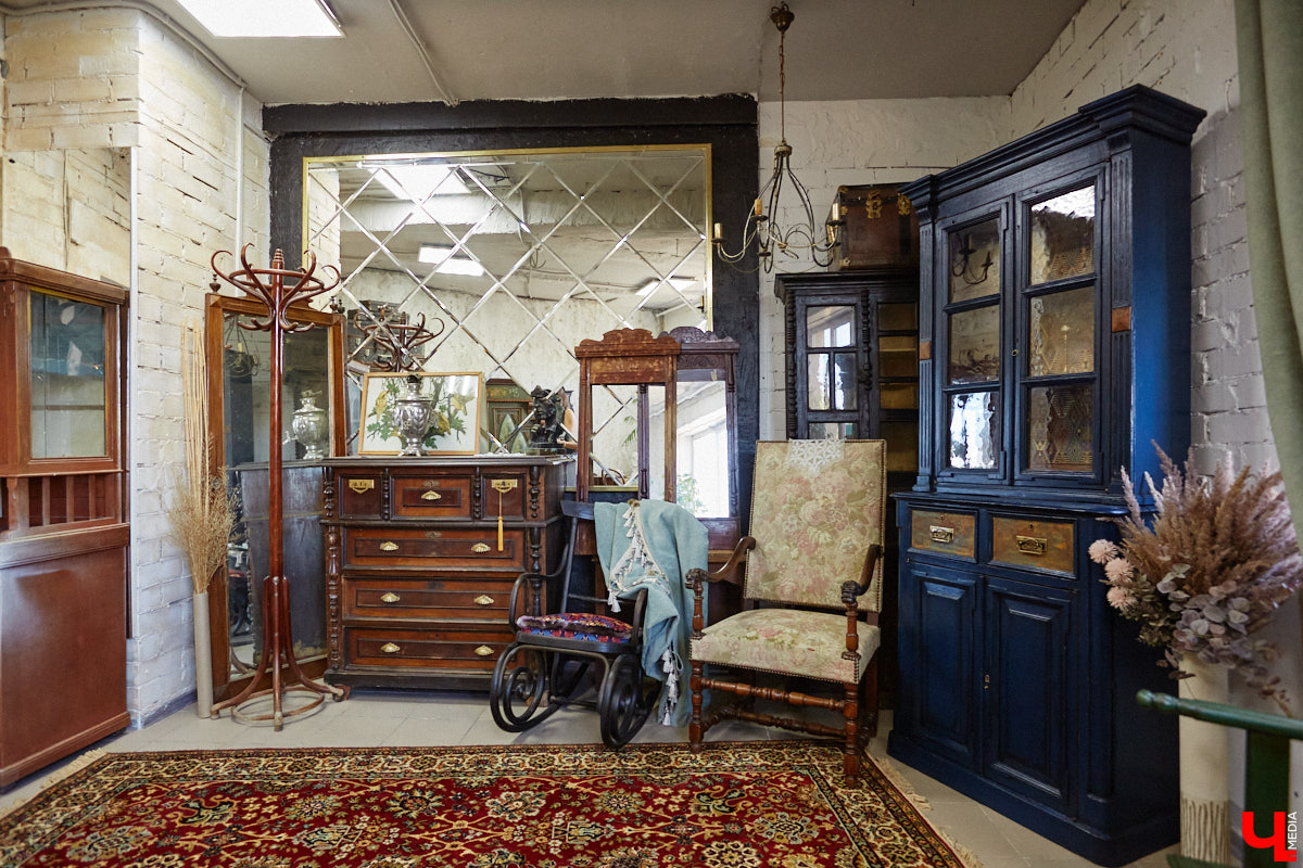 Маргарита Зинова возвращает к жизни старинные вещи. Это касается как мебели, так и элементов интерьера. Чудеса реставрации происходят в ее мастерской. «Ключ-Медиа» открыл для себя эту сокровищницу в 2023 году, и с тех пор там многое изменилось. Коллекция пополнилась новыми интересными раритетами, а еще их стало больше