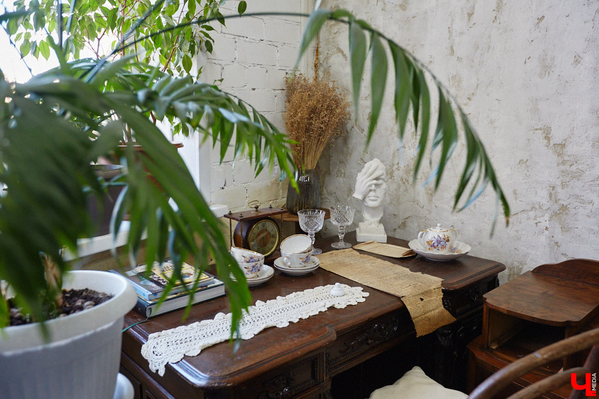 Маргарита Зинова возвращает к жизни старинные вещи. Это касается как мебели, так и элементов интерьера. Чудеса реставрации происходят в ее мастерской. «Ключ-Медиа» открыл для себя эту сокровищницу в 2023 году, и с тех пор там многое изменилось. Коллекция пополнилась новыми интересными раритетами, а еще их стало больше