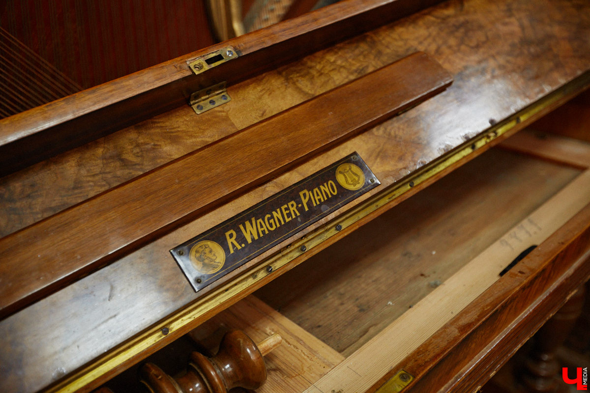 Маргарита Зинова возвращает к жизни старинные вещи. Это касается как мебели, так и элементов интерьера. Чудеса реставрации происходят в ее мастерской. «Ключ-Медиа» открыл для себя эту сокровищницу в 2023 году, и с тех пор там многое изменилось. Коллекция пополнилась новыми интересными раритетами, а еще их стало больше