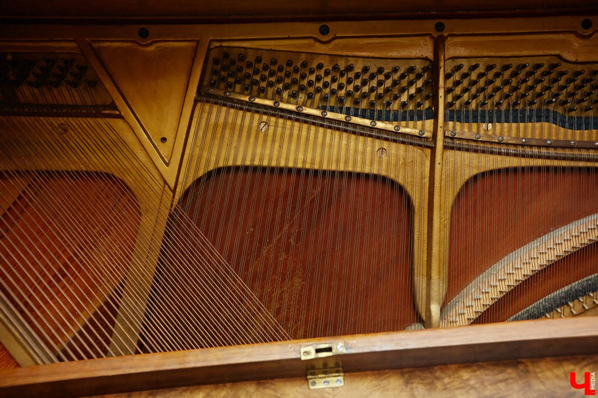 Маргарита Зинова возвращает к жизни старинные вещи. Это касается как мебели, так и элементов интерьера. Чудеса реставрации происходят в ее мастерской. «Ключ-Медиа» открыл для себя эту сокровищницу в 2023 году, и с тех пор там многое изменилось. Коллекция пополнилась новыми интересными раритетами, а еще их стало больше