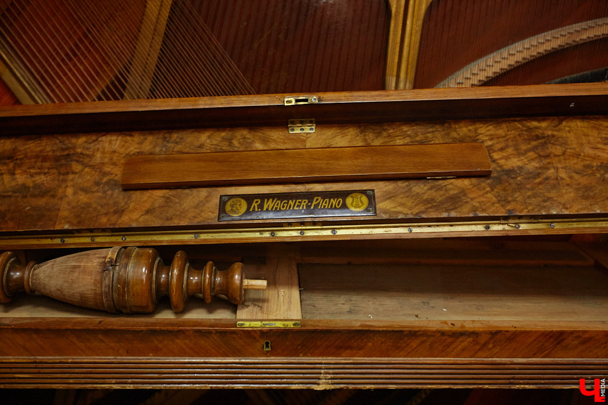 Маргарита Зинова возвращает к жизни старинные вещи. Это касается как мебели, так и элементов интерьера. Чудеса реставрации происходят в ее мастерской. «Ключ-Медиа» открыл для себя эту сокровищницу в 2023 году, и с тех пор там многое изменилось. Коллекция пополнилась новыми интересными раритетами, а еще их стало больше