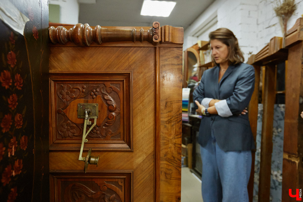 Маргарита Зинова возвращает к жизни старинные вещи. Это касается как мебели, так и элементов интерьера. Чудеса реставрации происходят в ее мастерской. «Ключ-Медиа» открыл для себя эту сокровищницу в 2023 году, и с тех пор там многое изменилось. Коллекция пополнилась новыми интересными раритетами, а еще их стало больше