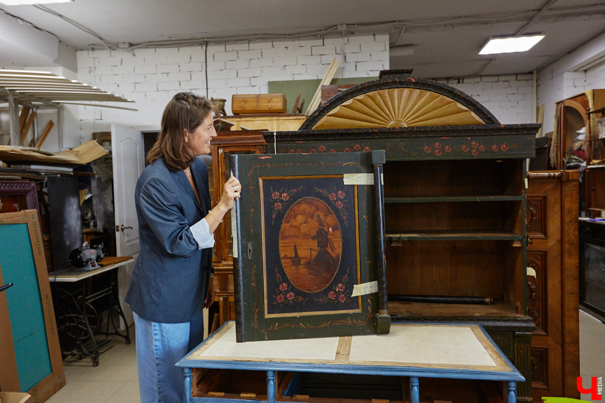 Маргарита Зинова возвращает к жизни старинные вещи. Это касается как мебели, так и элементов интерьера. Чудеса реставрации происходят в ее мастерской. «Ключ-Медиа» открыл для себя эту сокровищницу в 2023 году, и с тех пор там многое изменилось. Коллекция пополнилась новыми интересными раритетами, а еще их стало больше