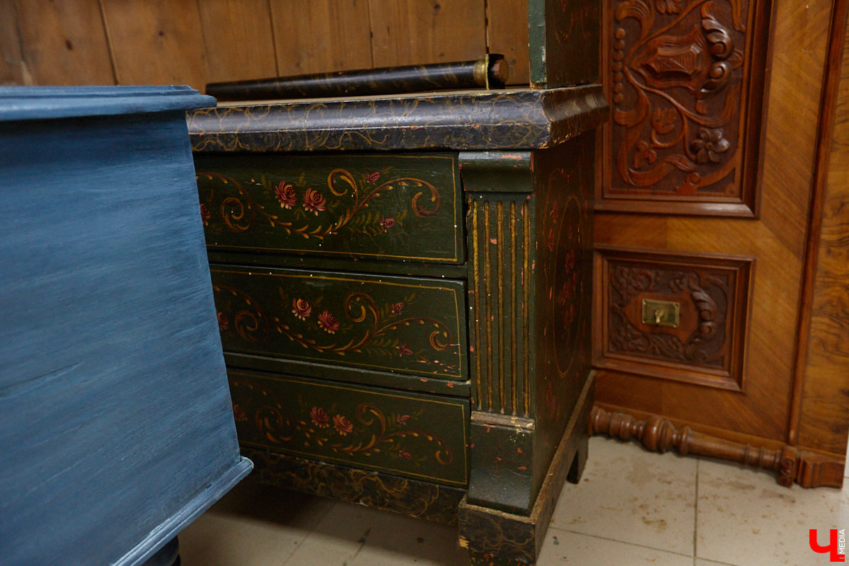 Маргарита Зинова возвращает к жизни старинные вещи. Это касается как мебели, так и элементов интерьера. Чудеса реставрации происходят в ее мастерской. «Ключ-Медиа» открыл для себя эту сокровищницу в 2023 году, и с тех пор там многое изменилось. Коллекция пополнилась новыми интересными раритетами, а еще их стало больше