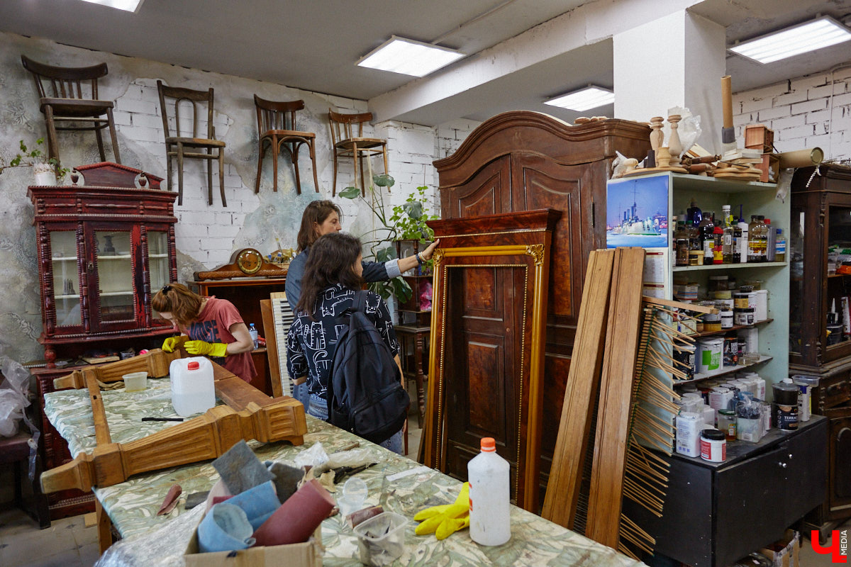 Маргарита Зинова возвращает к жизни старинные вещи. Это касается как мебели, так и элементов интерьера. Чудеса реставрации происходят в ее мастерской. «Ключ-Медиа» открыл для себя эту сокровищницу в 2023 году, и с тех пор там многое изменилось. Коллекция пополнилась новыми интересными раритетами, а еще их стало больше