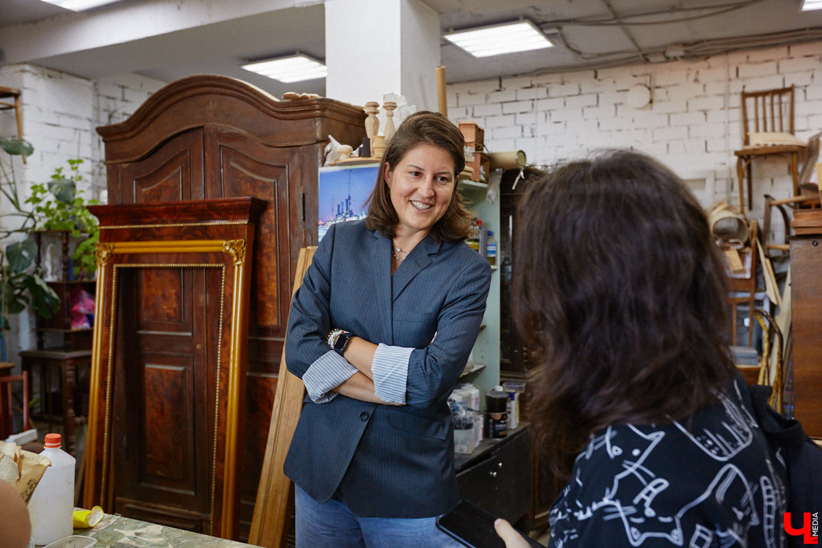 Маргарита Зинова возвращает к жизни старинные вещи. Это касается как мебели, так и элементов интерьера. Чудеса реставрации происходят в ее мастерской. «Ключ-Медиа» открыл для себя эту сокровищницу в 2023 году, и с тех пор там многое изменилось. Коллекция пополнилась новыми интересными раритетами, а еще их стало больше