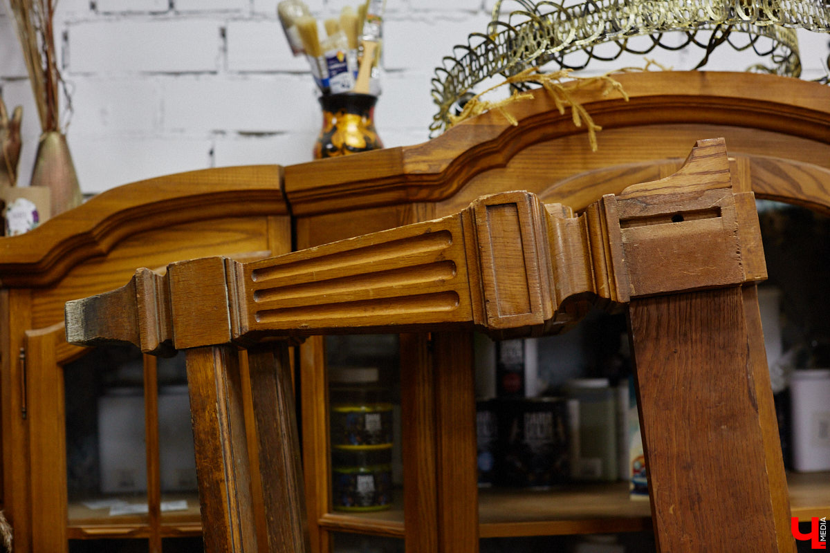 Маргарита Зинова возвращает к жизни старинные вещи. Это касается как мебели, так и элементов интерьера. Чудеса реставрации происходят в ее мастерской. «Ключ-Медиа» открыл для себя эту сокровищницу в 2023 году, и с тех пор там многое изменилось. Коллекция пополнилась новыми интересными раритетами, а еще их стало больше