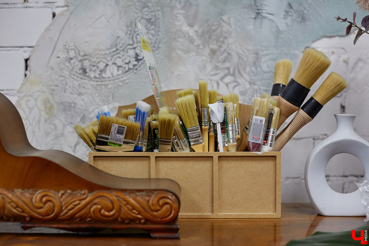 Маргарита Зинова возвращает к жизни старинные вещи. Это касается как мебели, так и элементов интерьера. Чудеса реставрации происходят в ее мастерской. «Ключ-Медиа» открыл для себя эту сокровищницу в 2023 году, и с тех пор там многое изменилось. Коллекция пополнилась новыми интересными раритетами, а еще их стало больше