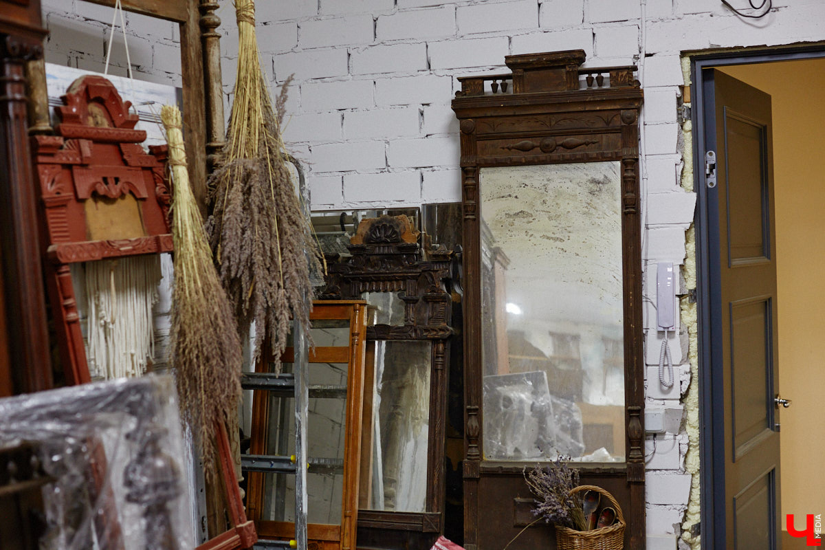 Маргарита Зинова возвращает к жизни старинные вещи. Это касается как мебели, так и элементов интерьера. Чудеса реставрации происходят в ее мастерской. «Ключ-Медиа» открыл для себя эту сокровищницу в 2023 году, и с тех пор там многое изменилось. Коллекция пополнилась новыми интересными раритетами, а еще их стало больше