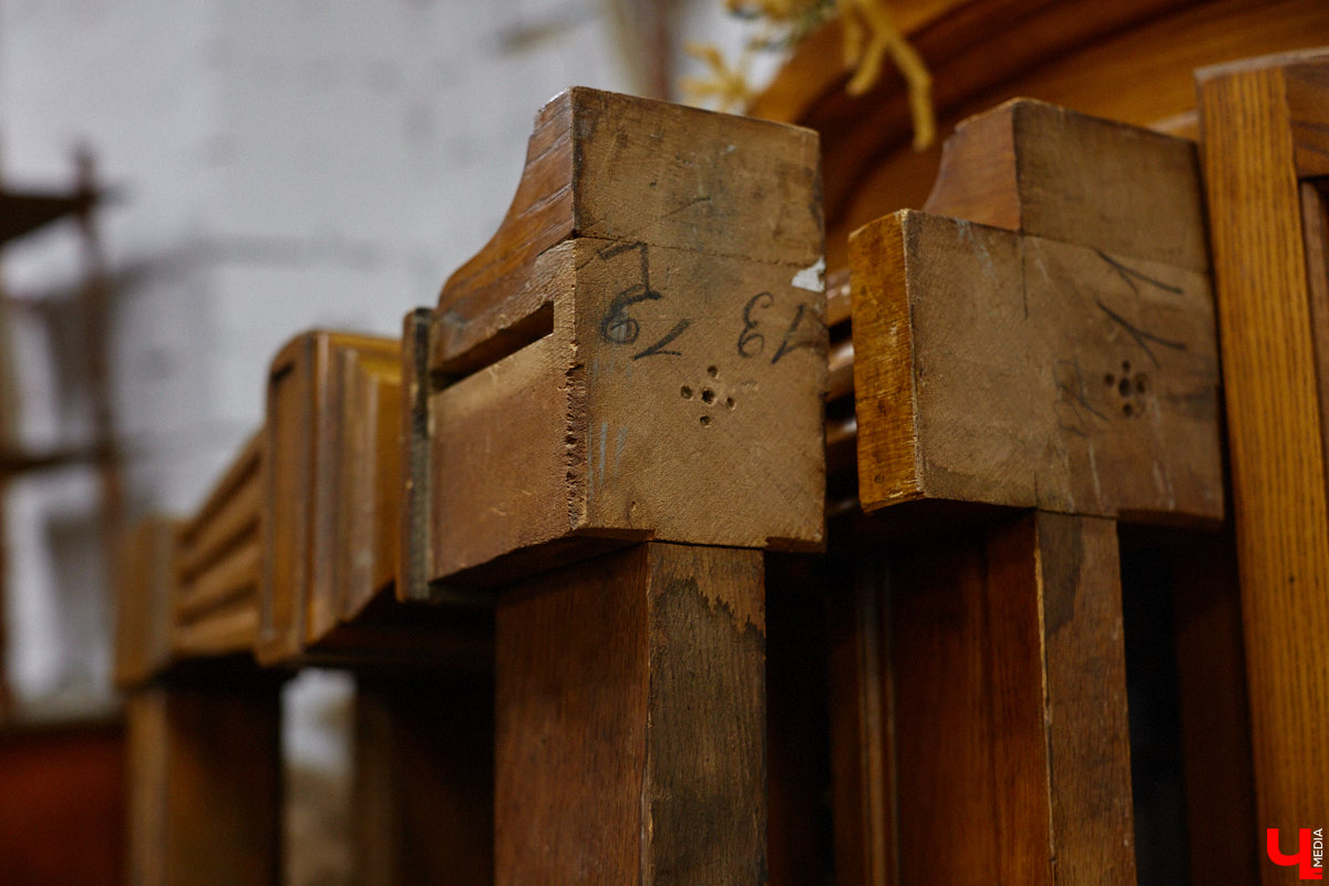 Маргарита Зинова возвращает к жизни старинные вещи. Это касается как мебели, так и элементов интерьера. Чудеса реставрации происходят в ее мастерской. «Ключ-Медиа» открыл для себя эту сокровищницу в 2023 году, и с тех пор там многое изменилось. Коллекция пополнилась новыми интересными раритетами, а еще их стало больше