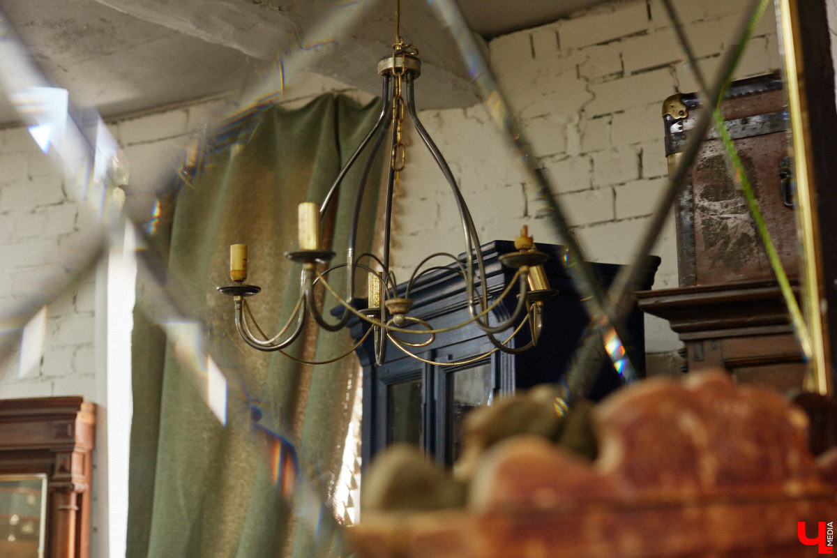 Маргарита Зинова возвращает к жизни старинные вещи. Это касается как мебели, так и элементов интерьера. Чудеса реставрации происходят в ее мастерской. «Ключ-Медиа» открыл для себя эту сокровищницу в 2023 году, и с тех пор там многое изменилось. Коллекция пополнилась новыми интересными раритетами, а еще их стало больше