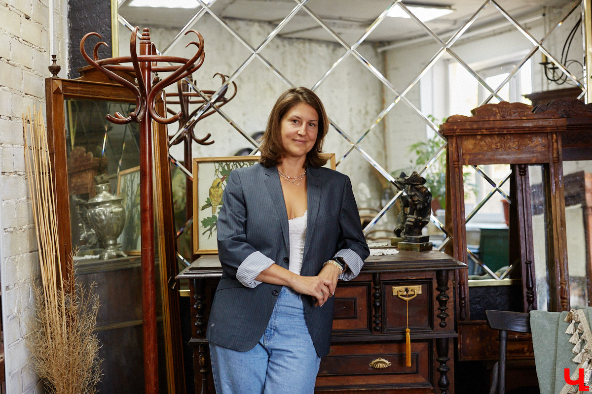 Маргарита Зинова возвращает к жизни старинные вещи. Это касается как мебели, так и элементов интерьера. Чудеса реставрации происходят в ее мастерской. «Ключ-Медиа» открыл для себя эту сокровищницу в 2023 году, и с тех пор там многое изменилось. Коллекция пополнилась новыми интересными раритетами, а еще их стало больше