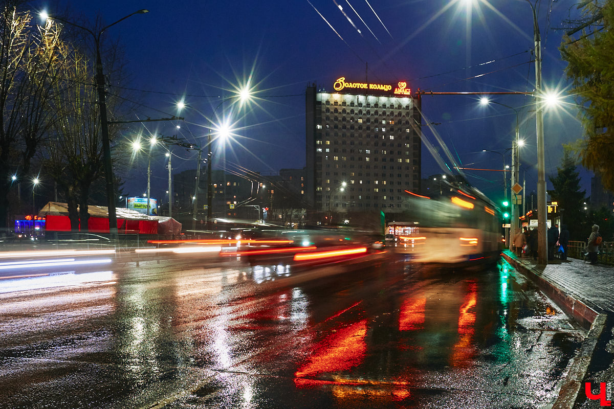 Лето 2025 года подарило Владимиру сразу несколько обновленных общественных локаций. Похорошевший бульвар Художника Иванова стал глотком свежего воздуха для местных жителей. Напротив же Центрального парка не только установили стелу трудовой доблести, но и облагородили территорию вокруг. Насколько комфортными можно назвать эти локации с точки зрения урбанистики и придутся ли они горожанам по нраву? Разобраться помог активист Артем Сыров