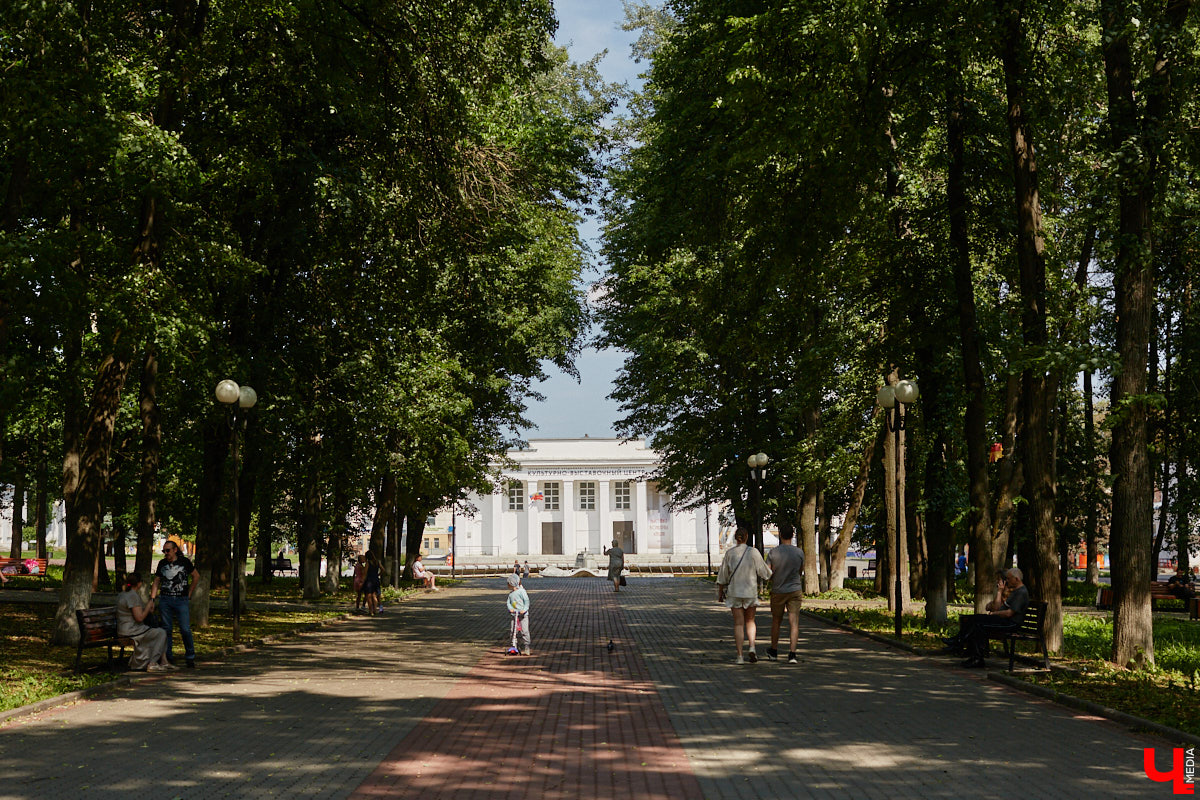 Лето 2025 года подарило Владимиру сразу несколько обновленных общественных локаций. Похорошевший бульвар Художника Иванова стал глотком свежего воздуха для местных жителей. Напротив же Центрального парка не только установили стелу трудовой доблести, но и облагородили территорию вокруг. Насколько комфортными можно назвать эти локации с точки зрения урбанистики и придутся ли они горожанам по нраву? Разобраться помог активист Артем Сыров