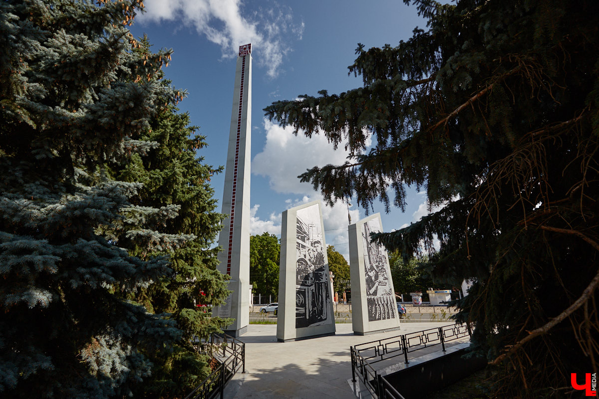 Лето 2025 года подарило Владимиру сразу несколько обновленных общественных локаций. Похорошевший бульвар Художника Иванова стал глотком свежего воздуха для местных жителей. Напротив же Центрального парка не только установили стелу трудовой доблести, но и облагородили территорию вокруг. Насколько комфортными можно назвать эти локации с точки зрения урбанистики и придутся ли они горожанам по нраву? Разобраться помог активист Артем Сыров