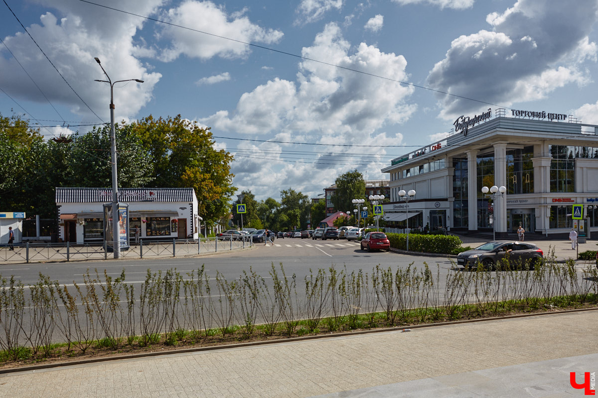 Лето 2025 года подарило Владимиру сразу несколько обновленных общественных локаций. Похорошевший бульвар Художника Иванова стал глотком свежего воздуха для местных жителей. Напротив же Центрального парка не только установили стелу трудовой доблести, но и облагородили территорию вокруг. Насколько комфортными можно назвать эти локации с точки зрения урбанистики и придутся ли они горожанам по нраву? Разобраться помог активист Артем Сыров