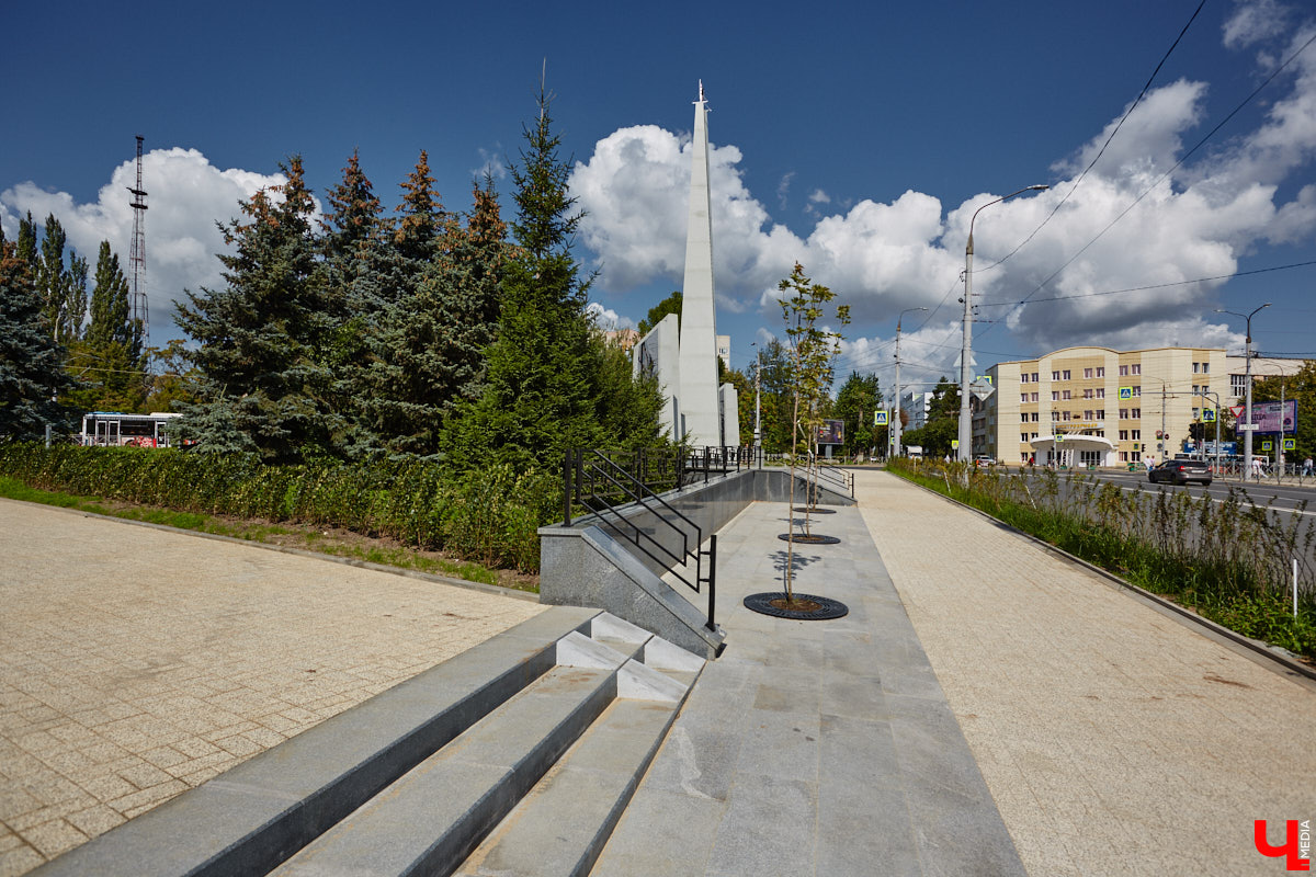 Лето 2025 года подарило Владимиру сразу несколько обновленных общественных локаций. Похорошевший бульвар Художника Иванова стал глотком свежего воздуха для местных жителей. Напротив же Центрального парка не только установили стелу трудовой доблести, но и облагородили территорию вокруг. Насколько комфортными можно назвать эти локации с точки зрения урбанистики и придутся ли они горожанам по нраву? Разобраться помог активист Артем Сыров