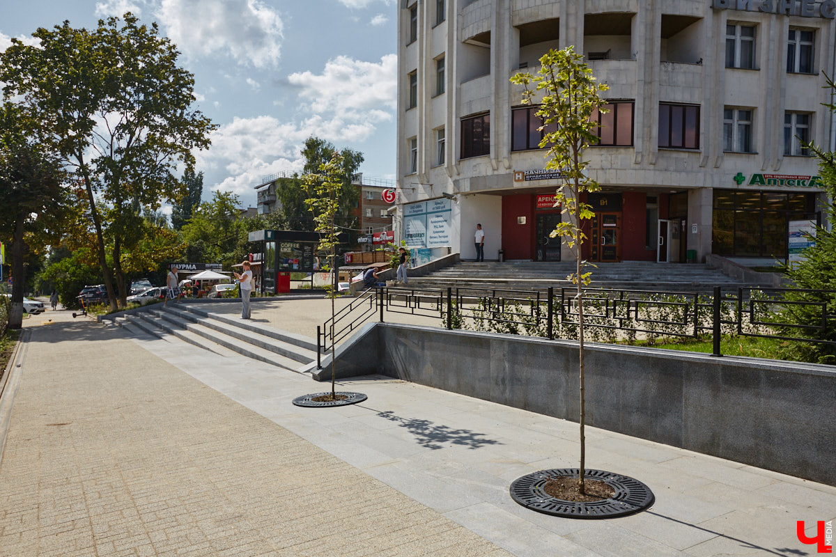 Лето 2025 года подарило Владимиру сразу несколько обновленных общественных локаций. Похорошевший бульвар Художника Иванова стал глотком свежего воздуха для местных жителей. Напротив же Центрального парка не только установили стелу трудовой доблести, но и облагородили территорию вокруг. Насколько комфортными можно назвать эти локации с точки зрения урбанистики и придутся ли они горожанам по нраву? Разобраться помог активист Артем Сыров