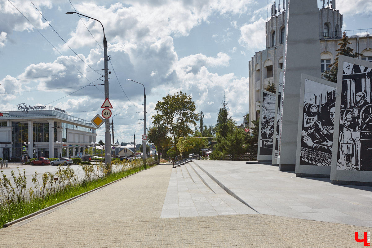 Лето 2025 года подарило Владимиру сразу несколько обновленных общественных локаций. Похорошевший бульвар Художника Иванова стал глотком свежего воздуха для местных жителей. Напротив же Центрального парка не только установили стелу трудовой доблести, но и облагородили территорию вокруг. Насколько комфортными можно назвать эти локации с точки зрения урбанистики и придутся ли они горожанам по нраву? Разобраться помог активист Артем Сыров