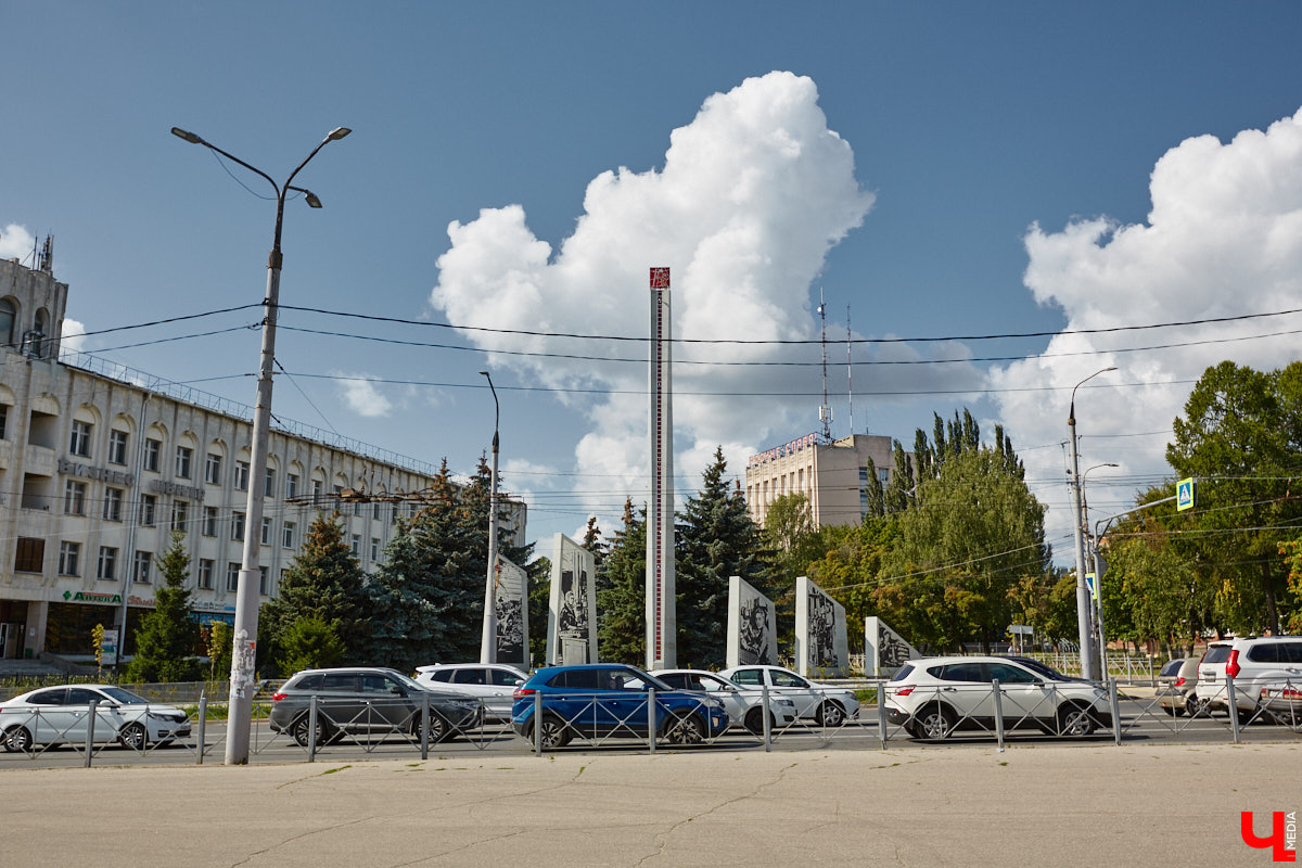 Лето 2025 года подарило Владимиру сразу несколько обновленных общественных локаций. Похорошевший бульвар Художника Иванова стал глотком свежего воздуха для местных жителей. Напротив же Центрального парка не только установили стелу трудовой доблести, но и облагородили территорию вокруг. Насколько комфортными можно назвать эти локации с точки зрения урбанистики и придутся ли они горожанам по нраву? Разобраться помог активист Артем Сыров