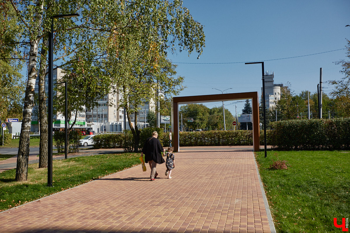 Лето 2025 года подарило Владимиру сразу несколько обновленных общественных локаций. Похорошевший бульвар Художника Иванова стал глотком свежего воздуха для местных жителей. Напротив же Центрального парка не только установили стелу трудовой доблести, но и облагородили территорию вокруг. Насколько комфортными можно назвать эти локации с точки зрения урбанистики и придутся ли они горожанам по нраву? Разобраться помог активист Артем Сыров