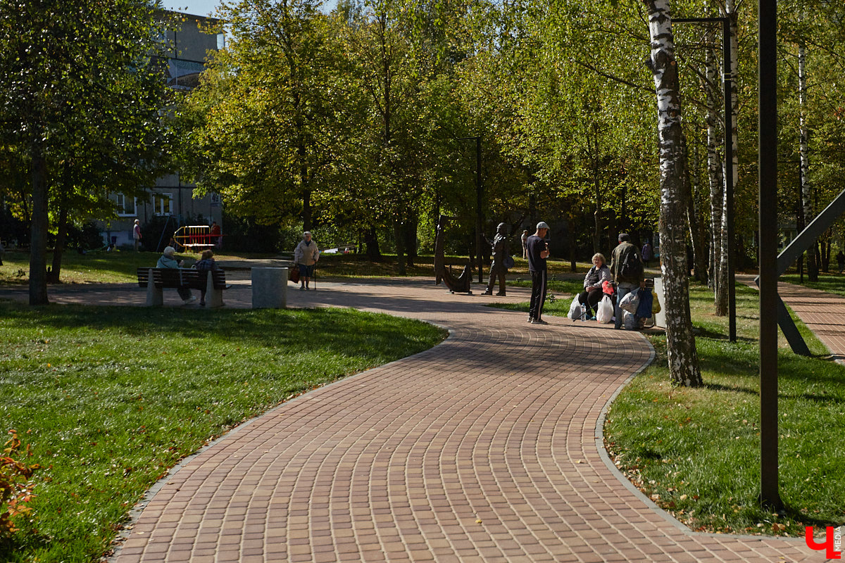 Лето 2025 года подарило Владимиру сразу несколько обновленных общественных локаций. Похорошевший бульвар Художника Иванова стал глотком свежего воздуха для местных жителей. Напротив же Центрального парка не только установили стелу трудовой доблести, но и облагородили территорию вокруг. Насколько комфортными можно назвать эти локации с точки зрения урбанистики и придутся ли они горожанам по нраву? Разобраться помог активист Артем Сыров