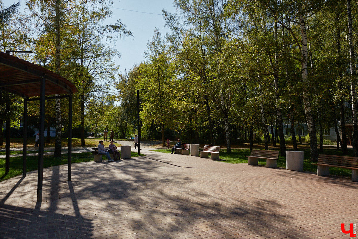 Лето 2025 года подарило Владимиру сразу несколько обновленных общественных локаций. Похорошевший бульвар Художника Иванова стал глотком свежего воздуха для местных жителей. Напротив же Центрального парка не только установили стелу трудовой доблести, но и облагородили территорию вокруг. Насколько комфортными можно назвать эти локации с точки зрения урбанистики и придутся ли они горожанам по нраву? Разобраться помог активист Артем Сыров