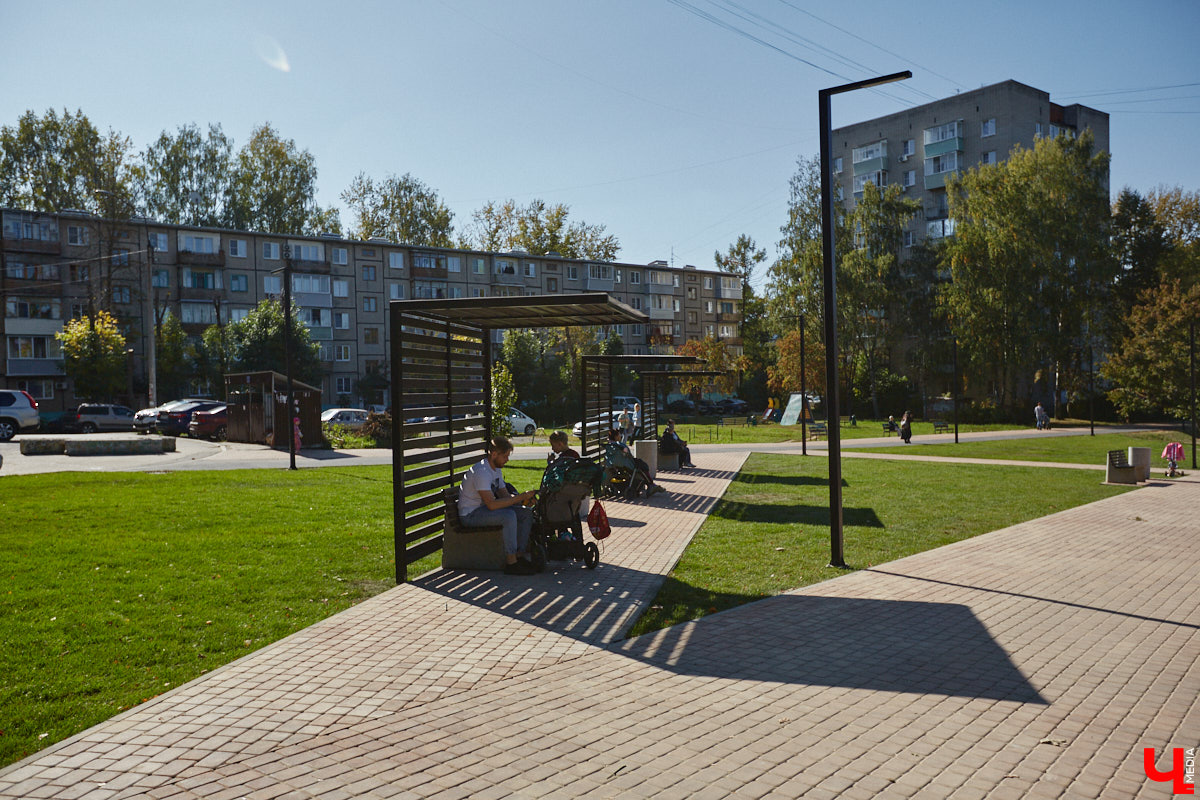 Лето 2025 года подарило Владимиру сразу несколько обновленных общественных локаций. Похорошевший бульвар Художника Иванова стал глотком свежего воздуха для местных жителей. Напротив же Центрального парка не только установили стелу трудовой доблести, но и облагородили территорию вокруг. Насколько комфортными можно назвать эти локации с точки зрения урбанистики и придутся ли они горожанам по нраву? Разобраться помог активист Артем Сыров