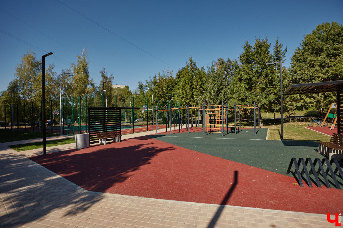 Лето 2025 года подарило Владимиру сразу несколько обновленных общественных локаций. Похорошевший бульвар Художника Иванова стал глотком свежего воздуха для местных жителей. Напротив же Центрального парка не только установили стелу трудовой доблести, но и облагородили территорию вокруг. Насколько комфортными можно назвать эти локации с точки зрения урбанистики и придутся ли они горожанам по нраву? Разобраться помог активист Артем Сыров