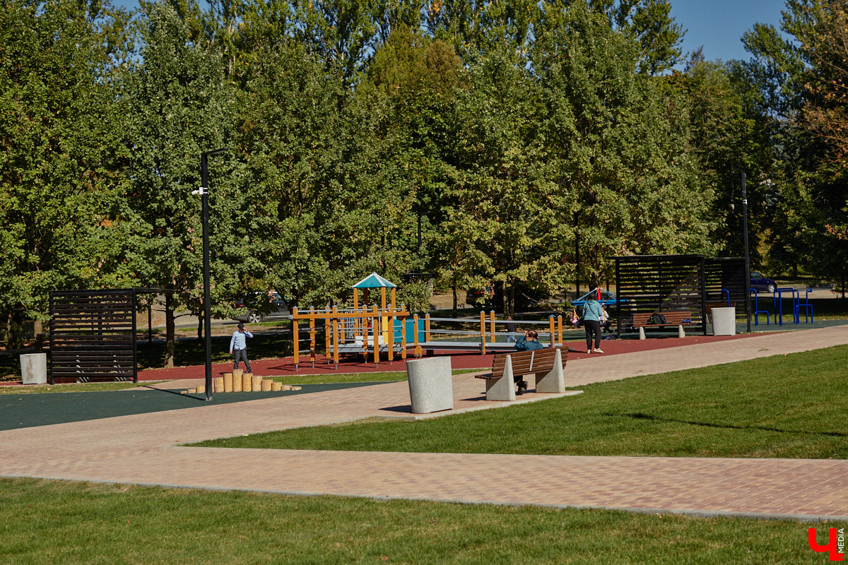 Лето 2025 года подарило Владимиру сразу несколько обновленных общественных локаций. Похорошевший бульвар Художника Иванова стал глотком свежего воздуха для местных жителей. Напротив же Центрального парка не только установили стелу трудовой доблести, но и облагородили территорию вокруг. Насколько комфортными можно назвать эти локации с точки зрения урбанистики и придутся ли они горожанам по нраву? Разобраться помог активист Артем Сыров