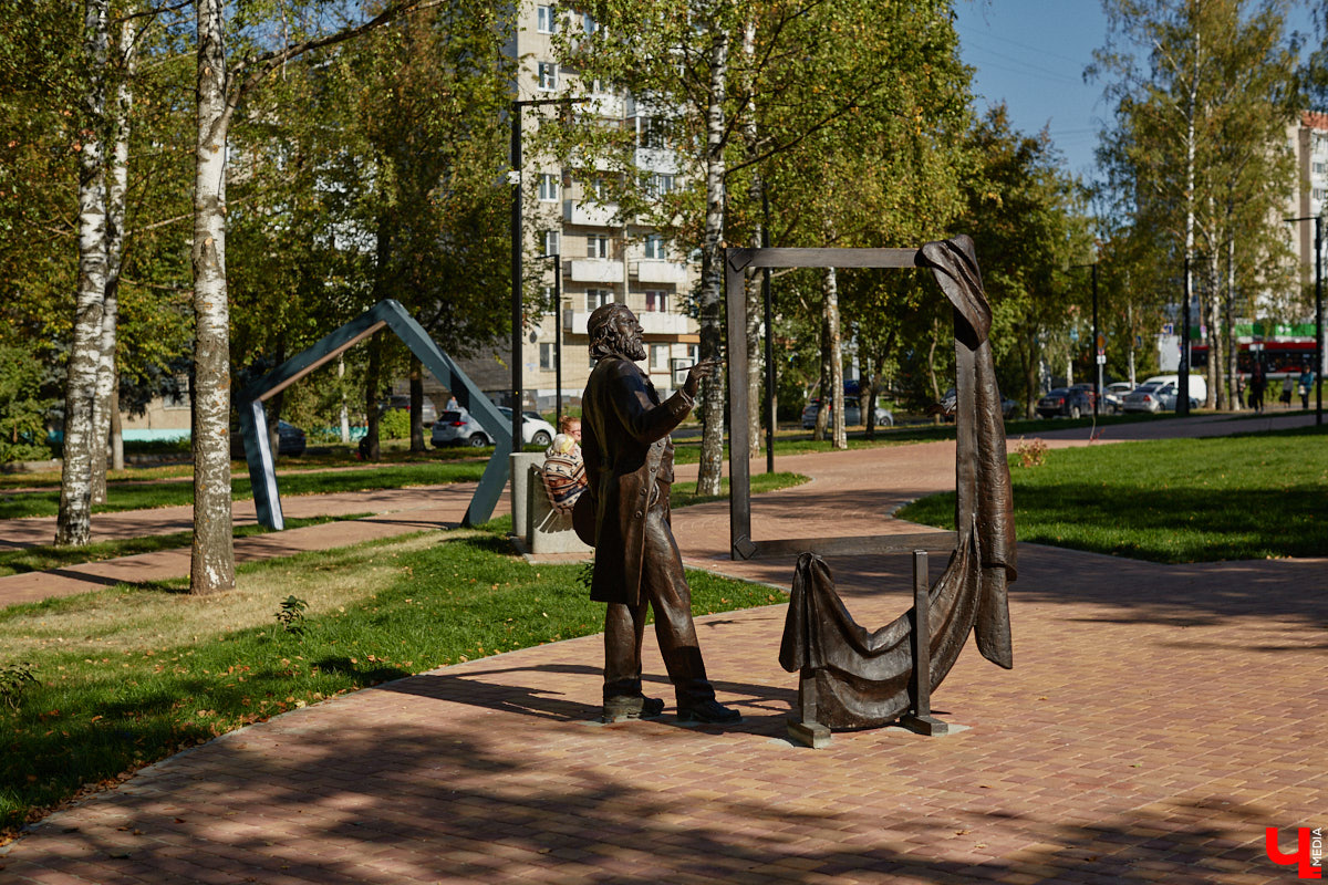 Лето 2025 года подарило Владимиру сразу несколько обновленных общественных локаций. Похорошевший бульвар Художника Иванова стал глотком свежего воздуха для местных жителей. Напротив же Центрального парка не только установили стелу трудовой доблести, но и облагородили территорию вокруг. Насколько комфортными можно назвать эти локации с точки зрения урбанистики и придутся ли они горожанам по нраву? Разобраться помог активист Артем Сыров