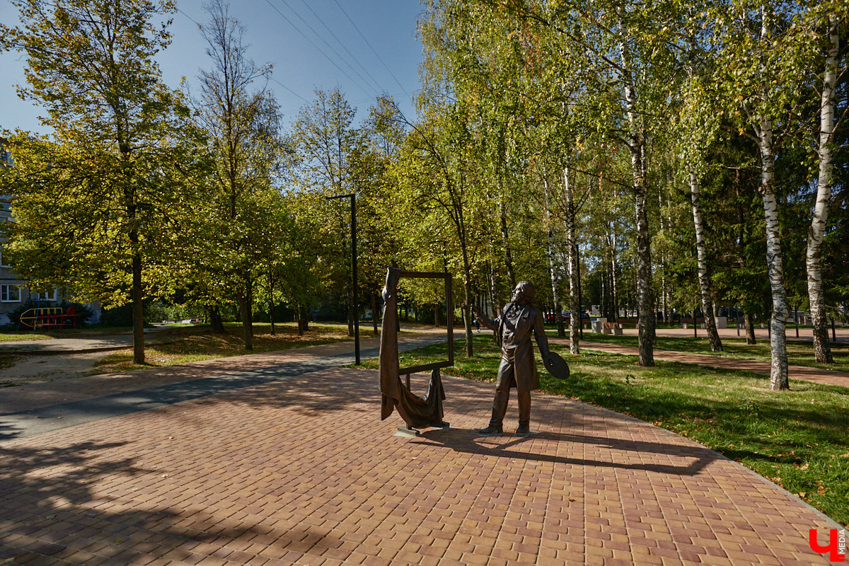 Лето 2025 года подарило Владимиру сразу несколько обновленных общественных локаций. Похорошевший бульвар Художника Иванова стал глотком свежего воздуха для местных жителей. Напротив же Центрального парка не только установили стелу трудовой доблести, но и облагородили территорию вокруг. Насколько комфортными можно назвать эти локации с точки зрения урбанистики и придутся ли они горожанам по нраву? Разобраться помог активист Артем Сыров