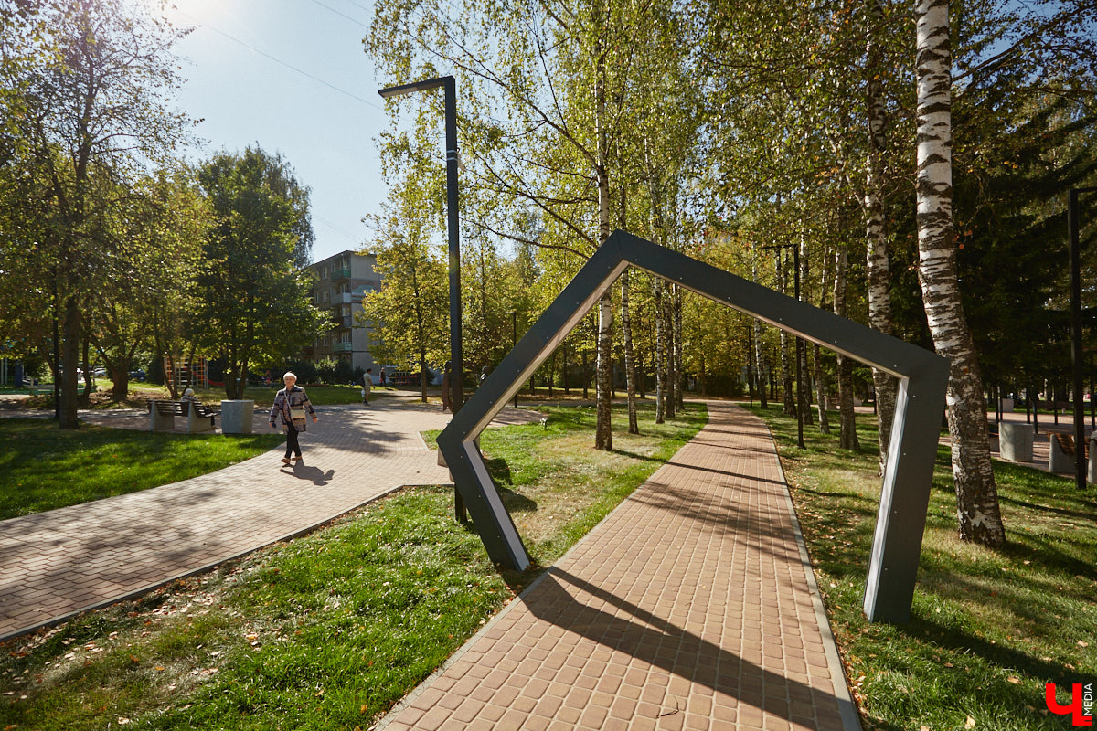 Лето 2025 года подарило Владимиру сразу несколько обновленных общественных локаций. Похорошевший бульвар Художника Иванова стал глотком свежего воздуха для местных жителей. Напротив же Центрального парка не только установили стелу трудовой доблести, но и облагородили территорию вокруг. Насколько комфортными можно назвать эти локации с точки зрения урбанистики и придутся ли они горожанам по нраву? Разобраться помог активист Артем Сыров