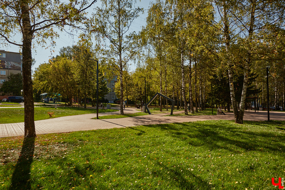 Лето 2025 года подарило Владимиру сразу несколько обновленных общественных локаций. Похорошевший бульвар Художника Иванова стал глотком свежего воздуха для местных жителей. Напротив же Центрального парка не только установили стелу трудовой доблести, но и облагородили территорию вокруг. Насколько комфортными можно назвать эти локации с точки зрения урбанистики и придутся ли они горожанам по нраву? Разобраться помог активист Артем Сыров
