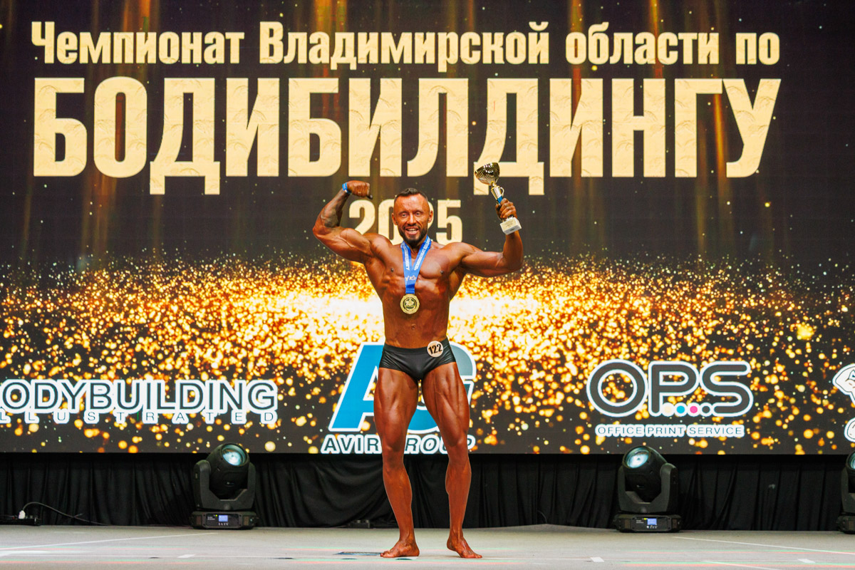 В Суздале прошел открытый чемпионат Владимирской области по бодибилдингу. Кроме мускулистых парней, с которыми многие ассоциируют этот вид спорта, на помосте блистали красотки в роскошных нарядах. Чего только стоит вечернее платье с разрезом или миниатюрный розовый топ на теле, доведенном до совершенства! Роскошно смотрелись и купальники, расшитые стразами, а также эффектные образы с крыльями.