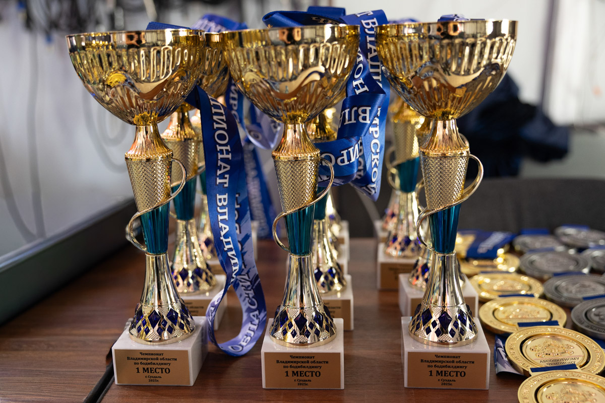 В Суздале прошел открытый чемпионат Владимирской области по бодибилдингу. Кроме мускулистых парней, с которыми многие ассоциируют этот вид спорта, на помосте блистали красотки в роскошных нарядах. Чего только стоит вечернее платье с разрезом или миниатюрный розовый топ на теле, доведенном до совершенства! Роскошно смотрелись и купальники, расшитые стразами, а также эффектные образы с крыльями.