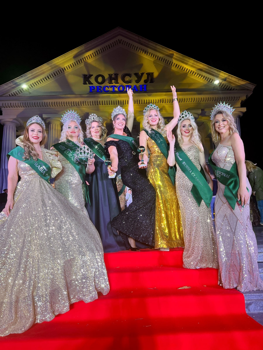  Крыму завершился всероссийский конкурс красоты, материнства и милосердия Mrs. Planet Eurasia. В 2025-м в солнечный Судак от Владимирской области отправились сразу шесть красавиц. Все они привезли домой ослепительные короны и новые титулы. Давайте познакомимся с участницами и узнаем, что именно им предстояло испытать в борьбе за признание.
