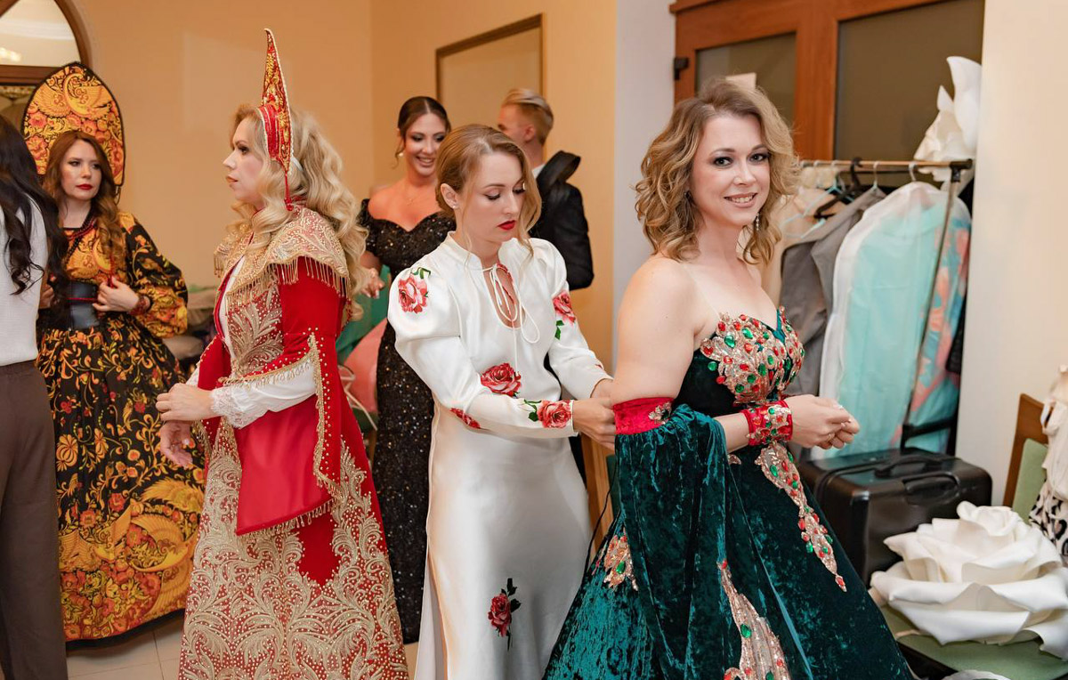  Крыму завершился всероссийский конкурс красоты, материнства и милосердия Mrs. Planet Eurasia. В 2025-м в солнечный Судак от Владимирской области отправились сразу шесть красавиц. Все они привезли домой ослепительные короны и новые титулы. Давайте познакомимся с участницами и узнаем, что именно им предстояло испытать в борьбе за признание.