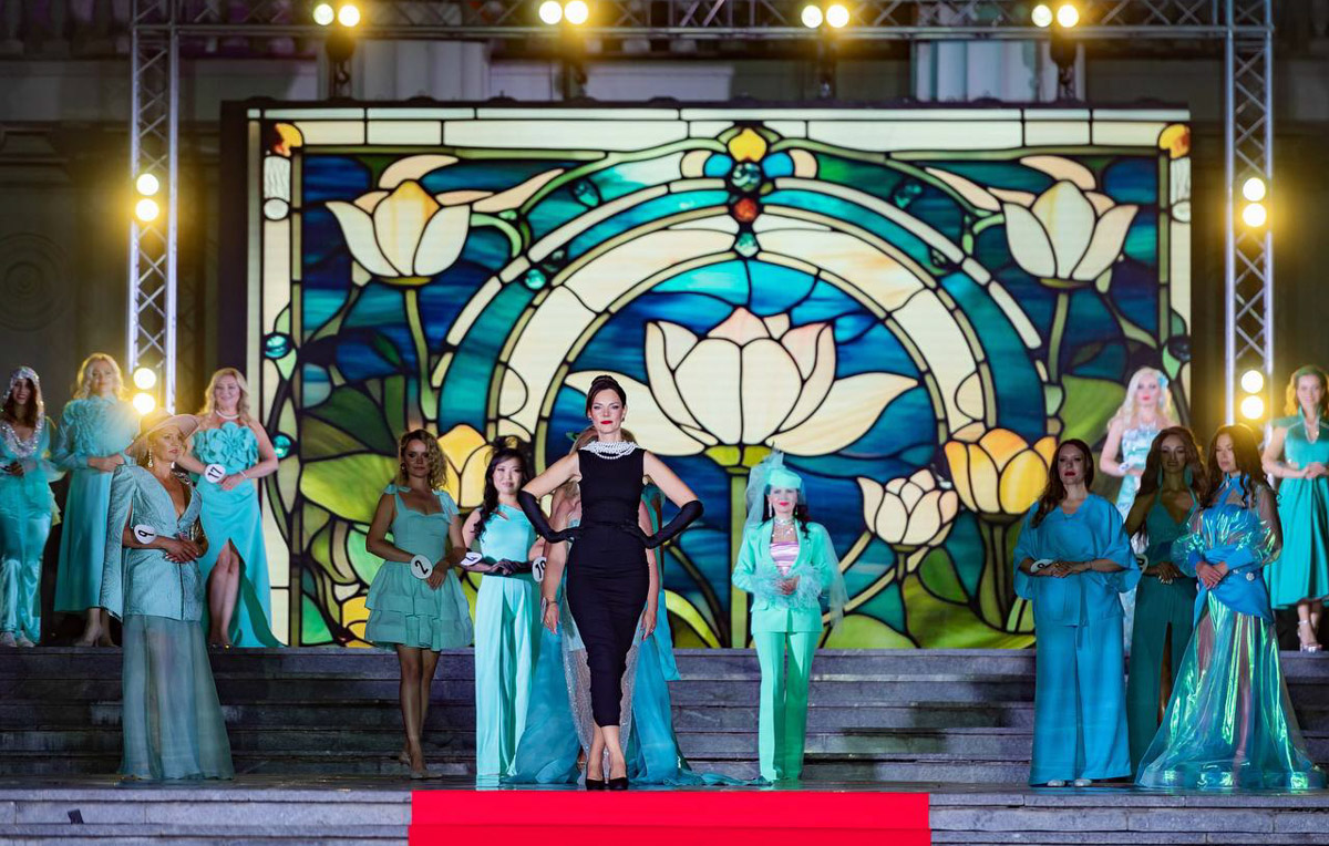  Крыму завершился всероссийский конкурс красоты, материнства и милосердия Mrs. Planet Eurasia. В 2025-м в солнечный Судак от Владимирской области отправились сразу шесть красавиц. Все они привезли домой ослепительные короны и новые титулы. Давайте познакомимся с участницами и узнаем, что именно им предстояло испытать в борьбе за признание.