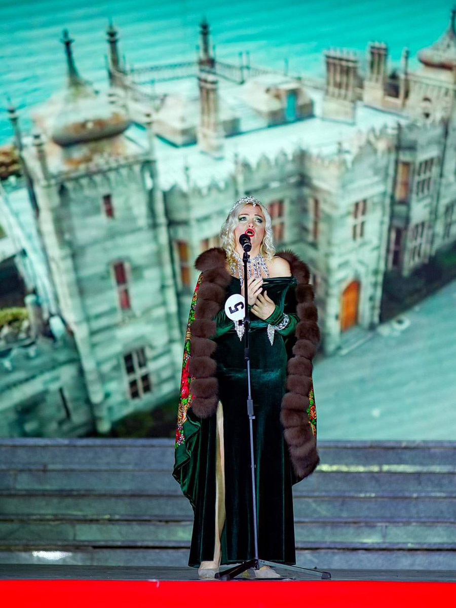  Крыму завершился всероссийский конкурс красоты, материнства и милосердия Mrs. Planet Eurasia. В 2025-м в солнечный Судак от Владимирской области отправились сразу шесть красавиц. Все они привезли домой ослепительные короны и новые титулы. Давайте познакомимся с участницами и узнаем, что именно им предстояло испытать в борьбе за признание.