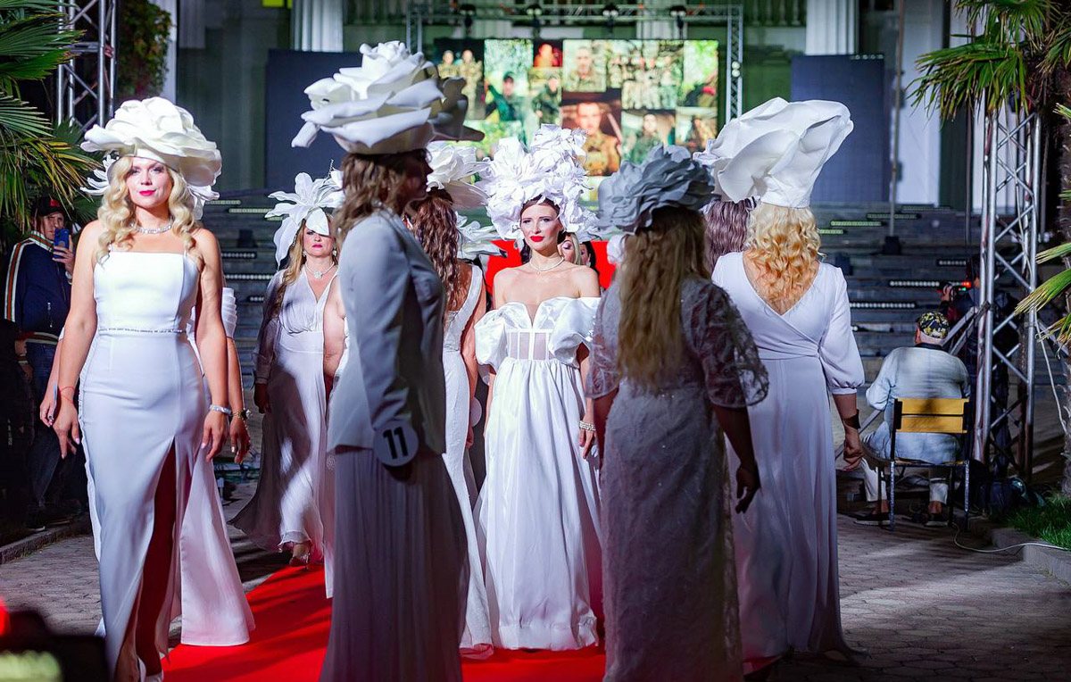  Крыму завершился всероссийский конкурс красоты, материнства и милосердия Mrs. Planet Eurasia. В 2025-м в солнечный Судак от Владимирской области отправились сразу шесть красавиц. Все они привезли домой ослепительные короны и новые титулы. Давайте познакомимся с участницами и узнаем, что именно им предстояло испытать в борьбе за признание.