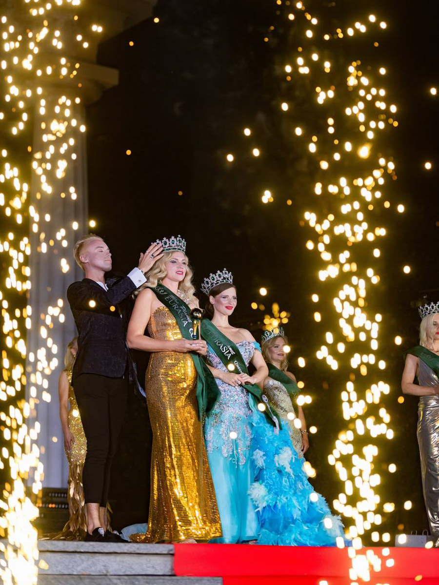  Крыму завершился всероссийский конкурс красоты, материнства и милосердия Mrs. Planet Eurasia. В 2025-м в солнечный Судак от Владимирской области отправились сразу шесть красавиц. Все они привезли домой ослепительные короны и новые титулы. Давайте познакомимся с участницами и узнаем, что именно им предстояло испытать в борьбе за признание.