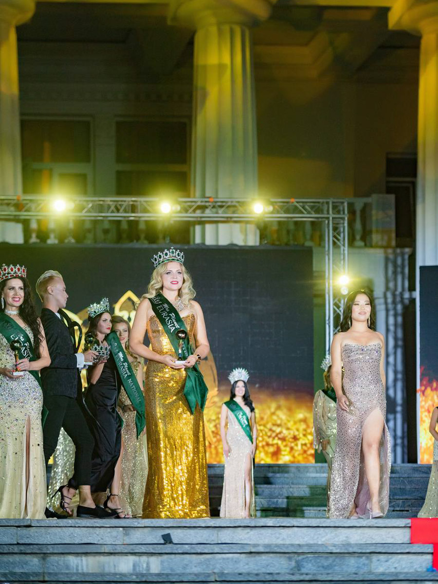  Крыму завершился всероссийский конкурс красоты, материнства и милосердия Mrs. Planet Eurasia. В 2025-м в солнечный Судак от Владимирской области отправились сразу шесть красавиц. Все они привезли домой ослепительные короны и новые титулы. Давайте познакомимся с участницами и узнаем, что именно им предстояло испытать в борьбе за признание.