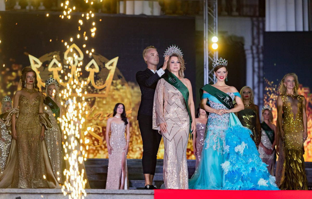  Крыму завершился всероссийский конкурс красоты, материнства и милосердия Mrs. Planet Eurasia. В 2025-м в солнечный Судак от Владимирской области отправились сразу шесть красавиц. Все они привезли домой ослепительные короны и новые титулы. Давайте познакомимся с участницами и узнаем, что именно им предстояло испытать в борьбе за признание.