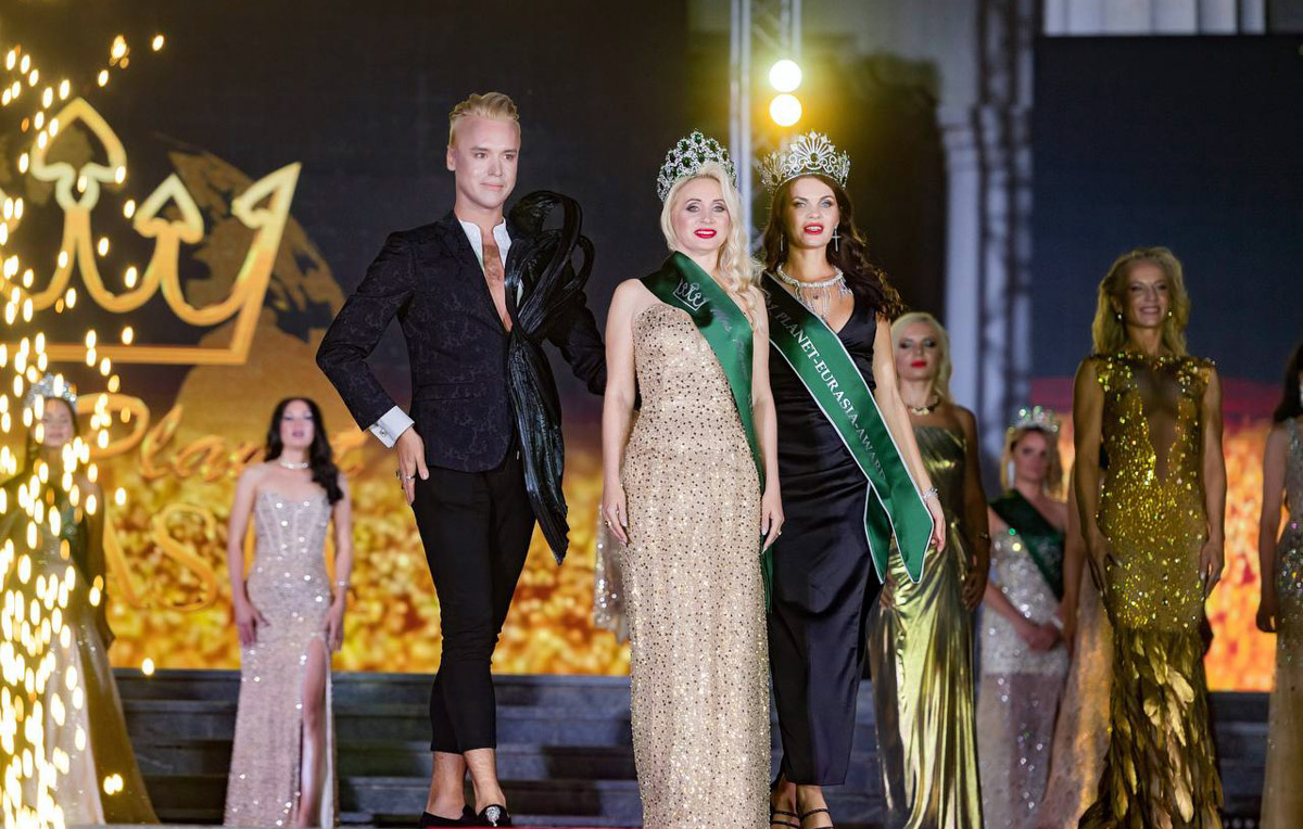  Крыму завершился всероссийский конкурс красоты, материнства и милосердия Mrs. Planet Eurasia. В 2025-м в солнечный Судак от Владимирской области отправились сразу шесть красавиц. Все они привезли домой ослепительные короны и новые титулы. Давайте познакомимся с участницами и узнаем, что именно им предстояло испытать в борьбе за признание.