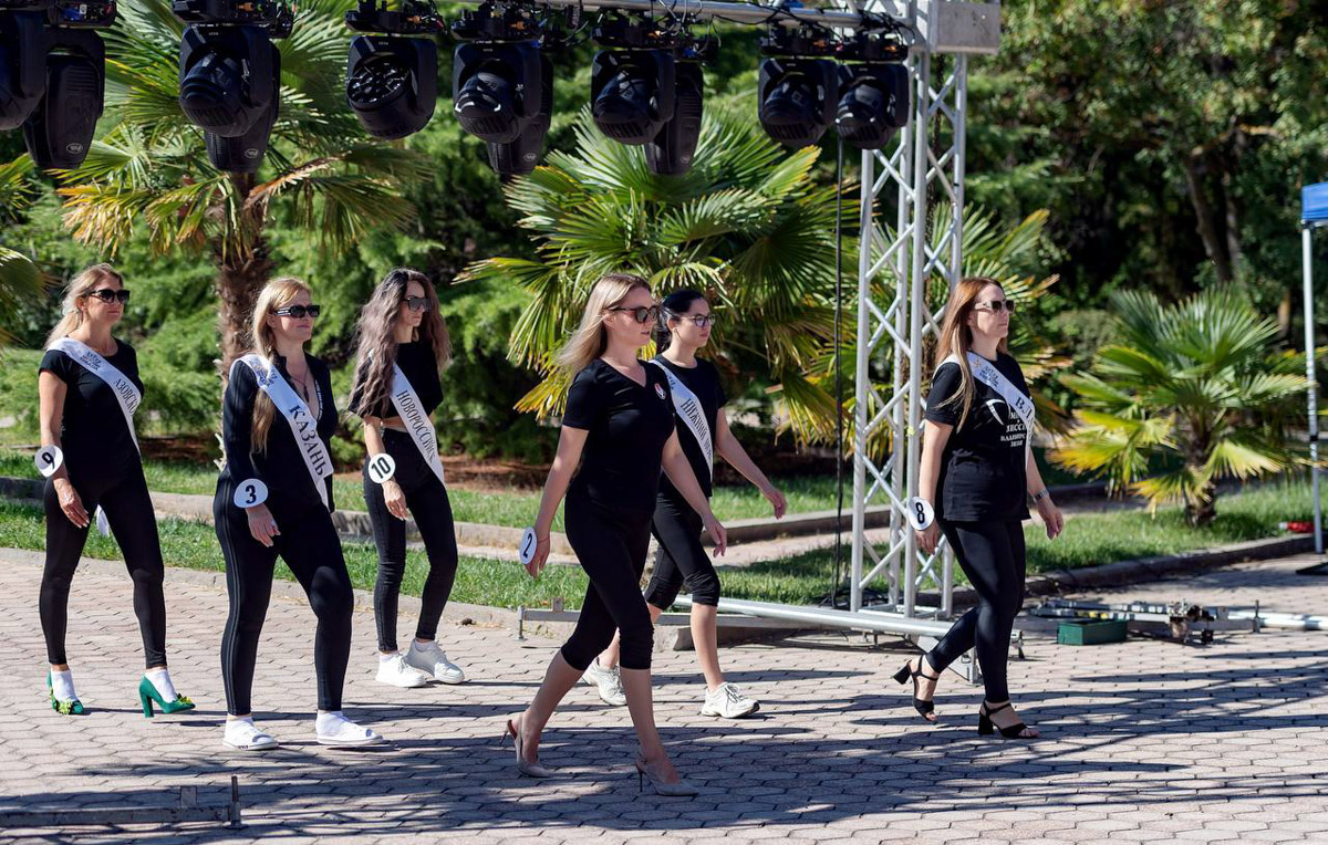  Крыму завершился всероссийский конкурс красоты, материнства и милосердия Mrs. Planet Eurasia. В 2025-м в солнечный Судак от Владимирской области отправились сразу шесть красавиц. Все они привезли домой ослепительные короны и новые титулы. Давайте познакомимся с участницами и узнаем, что именно им предстояло испытать в борьбе за признание.