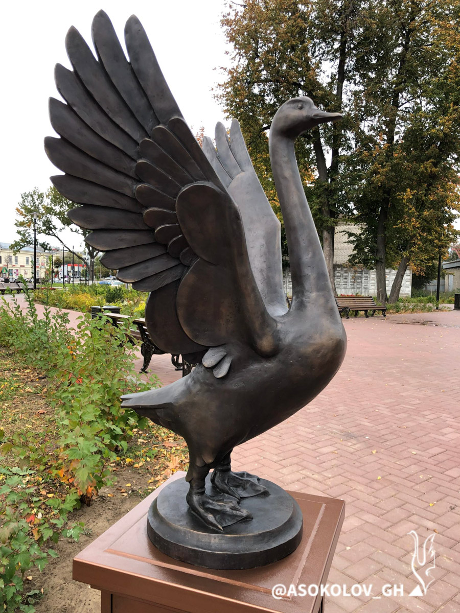 Свершилось! В историческом центре областной столицы стартовал ремонт памятника князю Владимиру. Монумент давно ждал своего часа, и вот наконец сделаны первые шаги к его реставрации. А еще на улицах сразу трех городов региона появились интересные арт-объекты: гусь удачи, русские классики и кашпо на колесах. Что они собой представляют? Рассказываем обо всем по порядку!