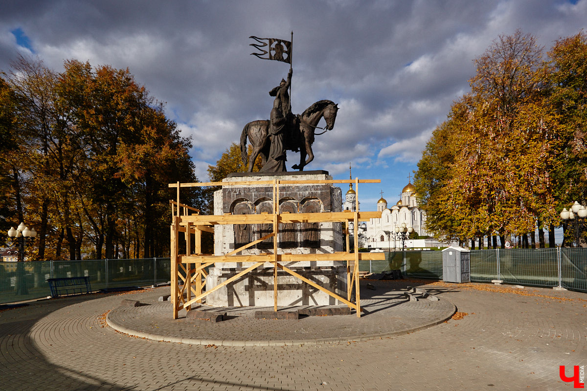 Свершилось! В историческом центре областной столицы стартовал ремонт памятника князю Владимиру. Монумент давно ждал своего часа, и вот наконец сделаны первые шаги к его реставрации. А еще на улицах сразу трех городов региона появились интересные арт-объекты: гусь удачи, русские классики и кашпо на колесах. Что они собой представляют? Рассказываем обо всем по порядку!