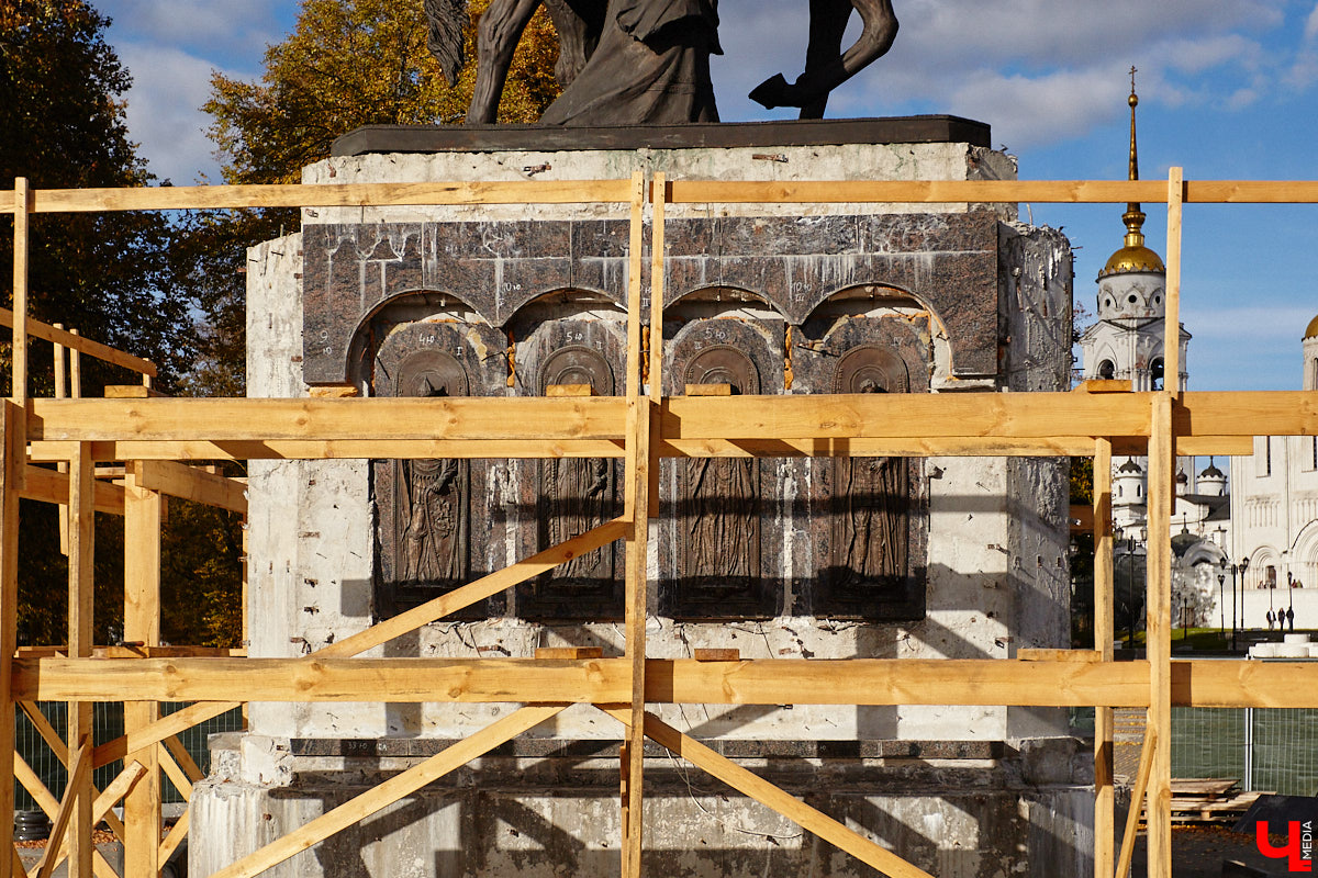 Свершилось! В историческом центре областной столицы стартовал ремонт памятника князю Владимиру. Монумент давно ждал своего часа, и вот наконец сделаны первые шаги к его реставрации. А еще на улицах сразу трех городов региона появились интересные арт-объекты: гусь удачи, русские классики и кашпо на колесах. Что они собой представляют? Рассказываем обо всем по порядку!
