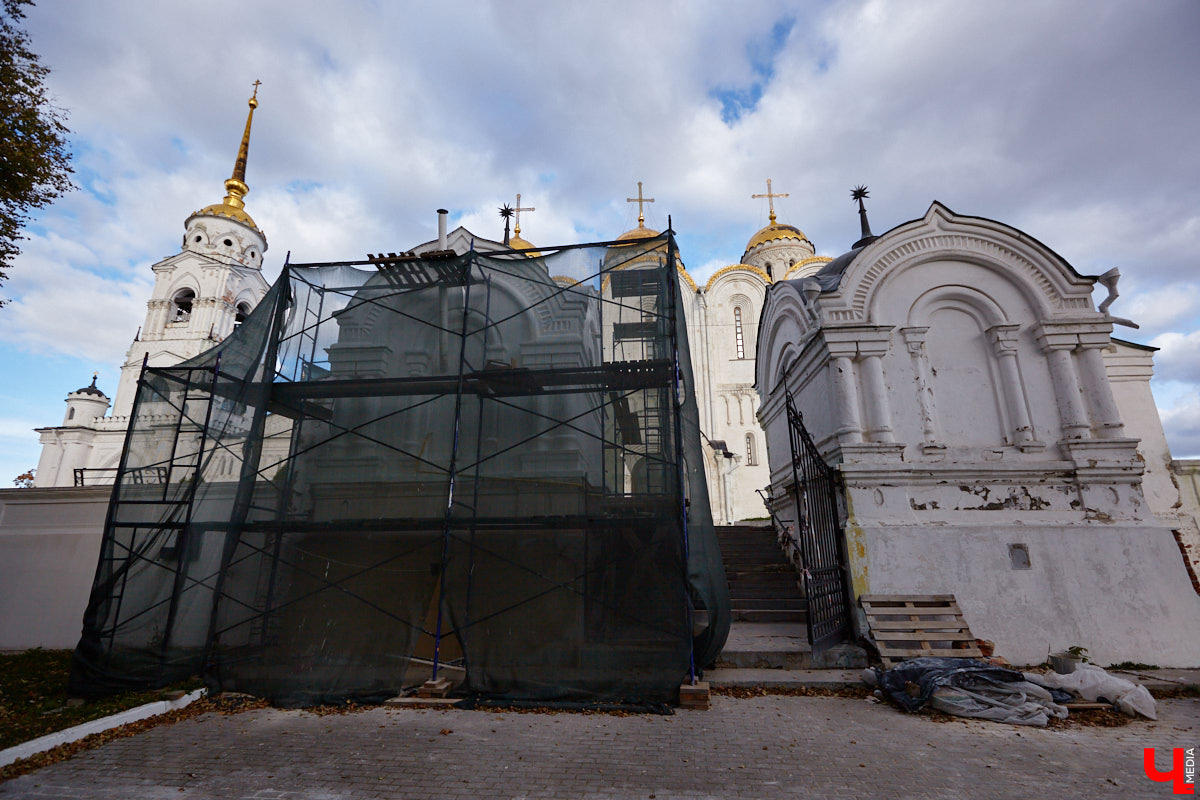 Свершилось! В историческом центре областной столицы стартовал ремонт памятника князю Владимиру. Монумент давно ждал своего часа, и вот наконец сделаны первые шаги к его реставрации. А еще на улицах сразу трех городов региона появились интересные арт-объекты: гусь удачи, русские классики и кашпо на колесах. Что они собой представляют? Рассказываем обо всем по порядку!